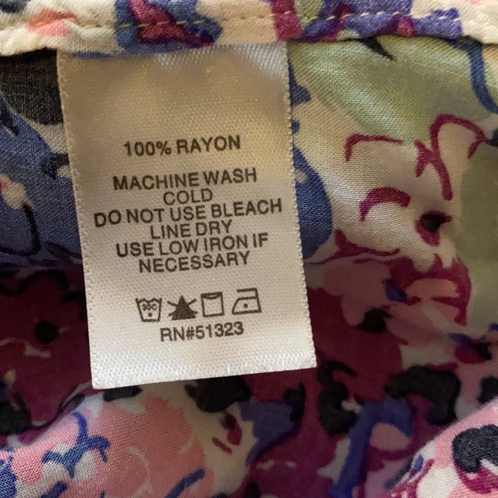 🚨4/$13🚨 Two by Vince Camuto Button Down - Picture 5 of 5